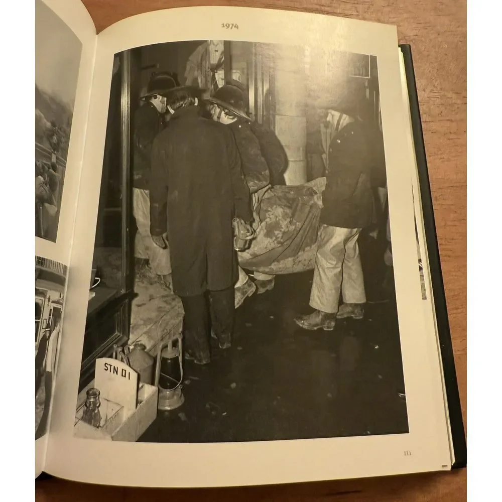 THE SEVENTIES IN PICTURES,‎ PARRAGON, 2007, BY JAMES LESCOTT